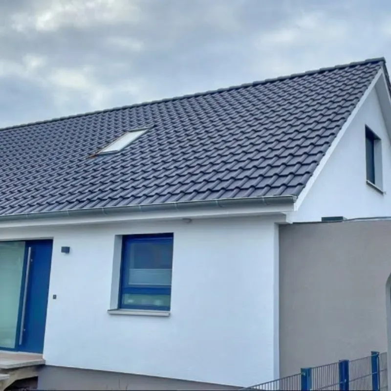 Einfamilienhaus mit neu eingedecktem anthrazitfarbenem Dach